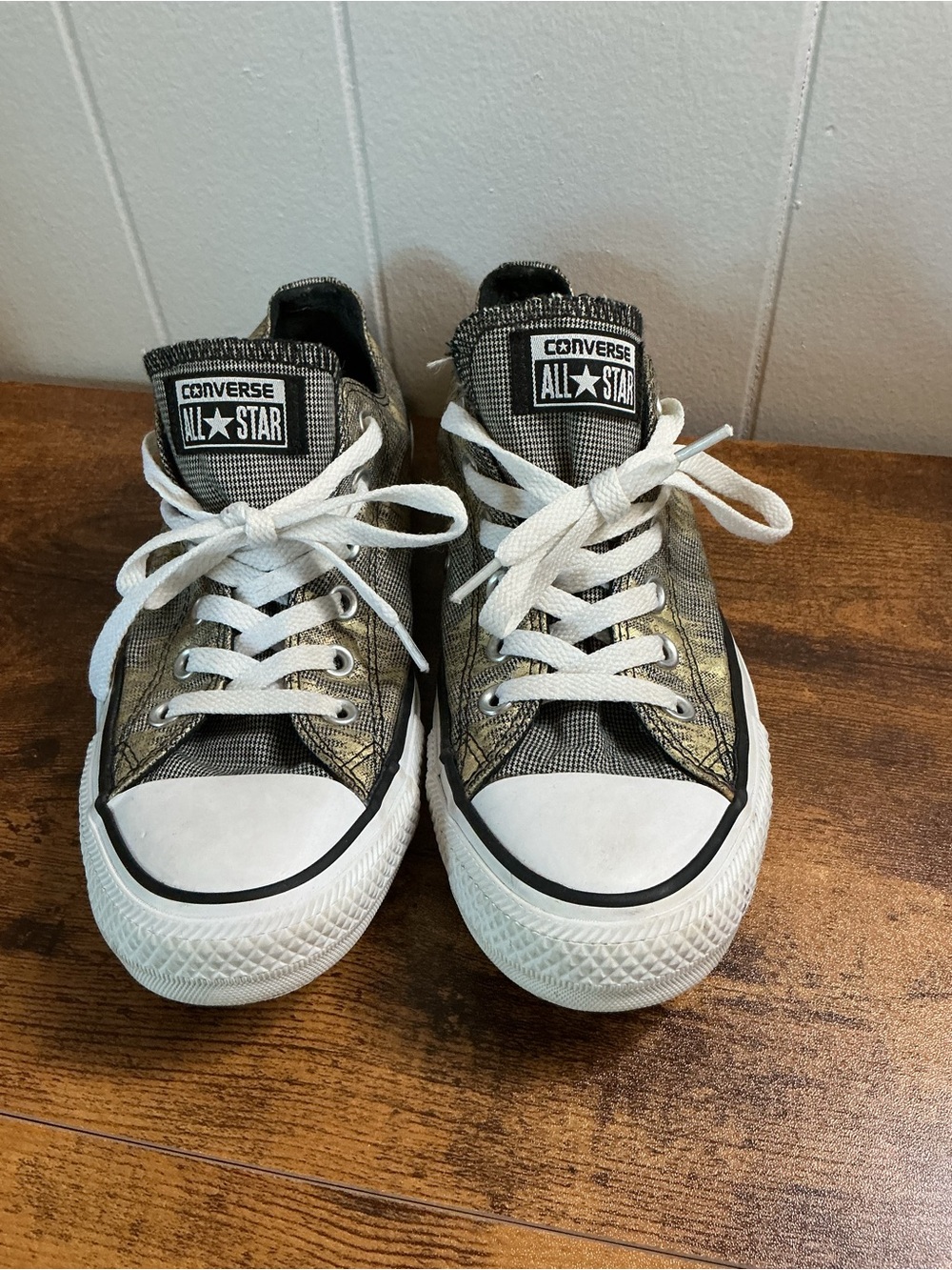 Women’s All Star Converse EUC Size 8 Sneakers